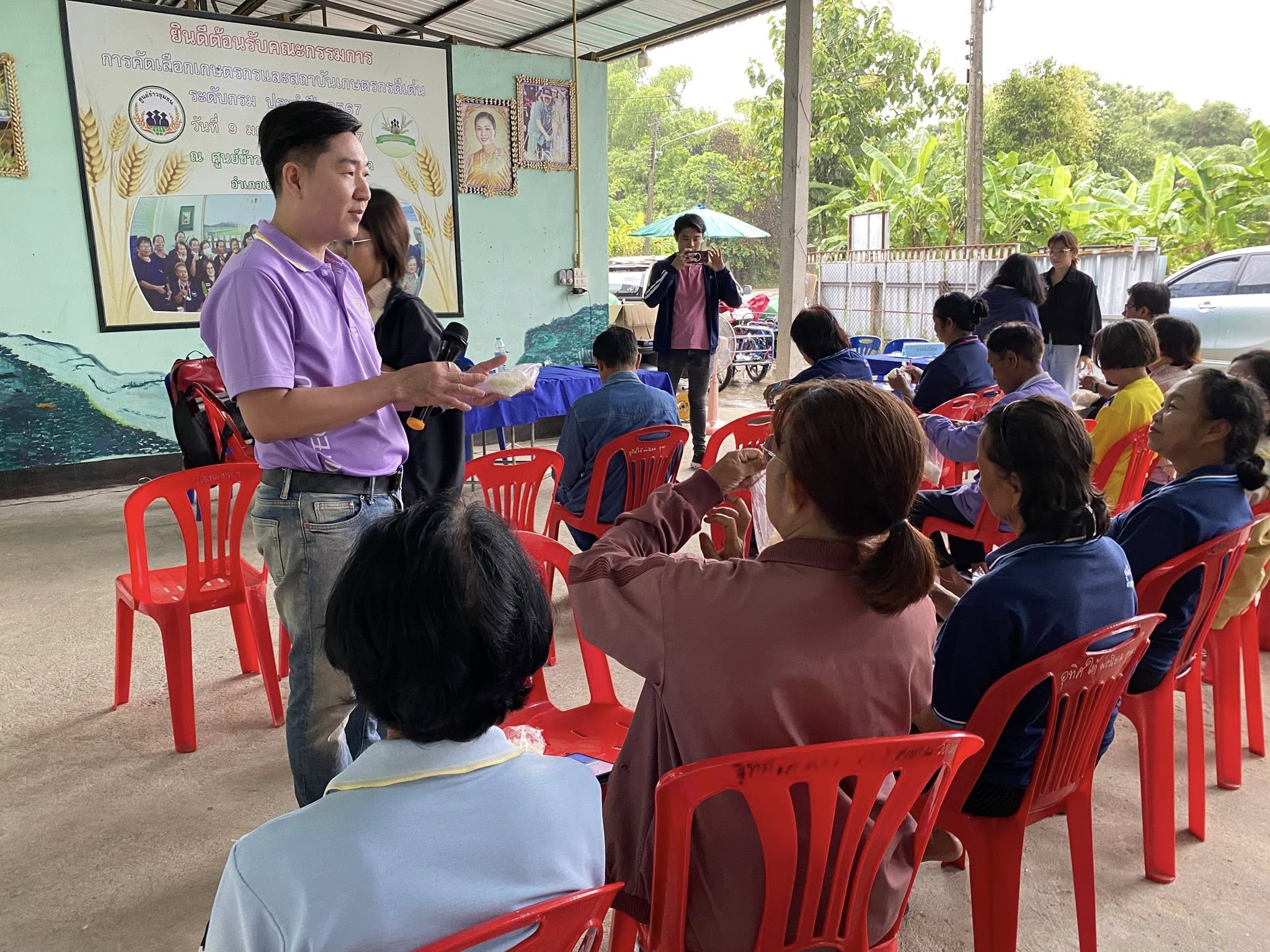 TU-IPI ร่วมกับ รศ.ดร.ดุสิต อธิวัฒน์ อาจารย์ประจำคณะวิทยาศาสตร์และเทคโนโลยี ลงพื้นที่ถ่ายทอดเทคโนโลยี ภายใต้โครงการคลินิคเทคโนโลยี ณ ศูนย์ข้าวชุมชนตำบลล้อมแรด อำเภอล้อมแรด อำเภอเถิน จังหวัดลำปาง